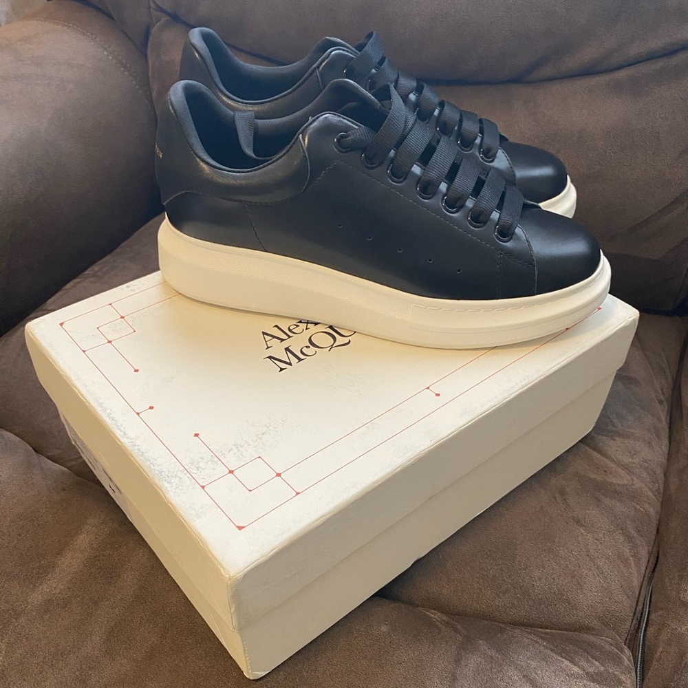 Men’s Alexander Mcqueens S/10